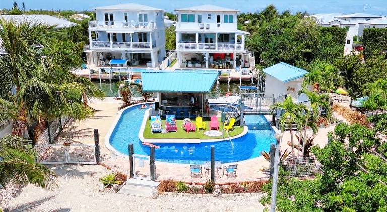 Vacation home with jacuzzi & pool in Marathon, FL