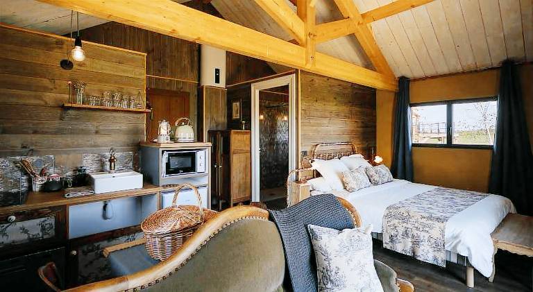 Nice lodge with hot tub & patio | Pets are welcome — photo 2