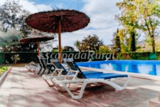 Cottage with yard, barbeque & pool | Garden view — photo 4