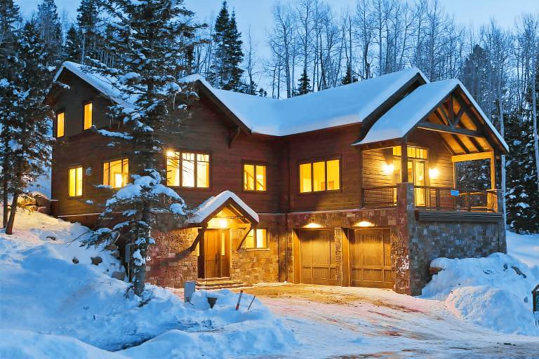 Family-friendly vacation home with jacuzzi, fast internet & heated pool | Mountain view | Pets are welcome — photo 2