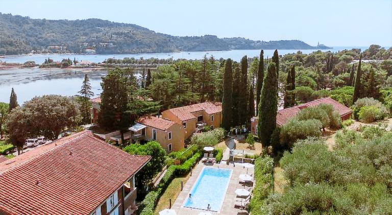 Serviced apartment with pool, sauna & patio in Piran