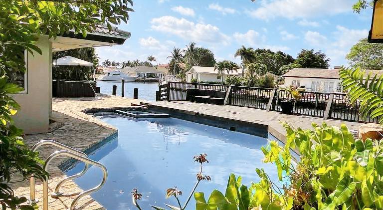 Vacation home with barbecue, hot tub & terrace in Fort Lauderdale, FL