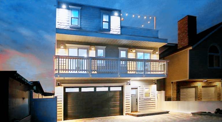 Steps 2 Beach- Luxury Home, Game Room, Roof Deck, Firepit, Pets OK in Oxnard, CA