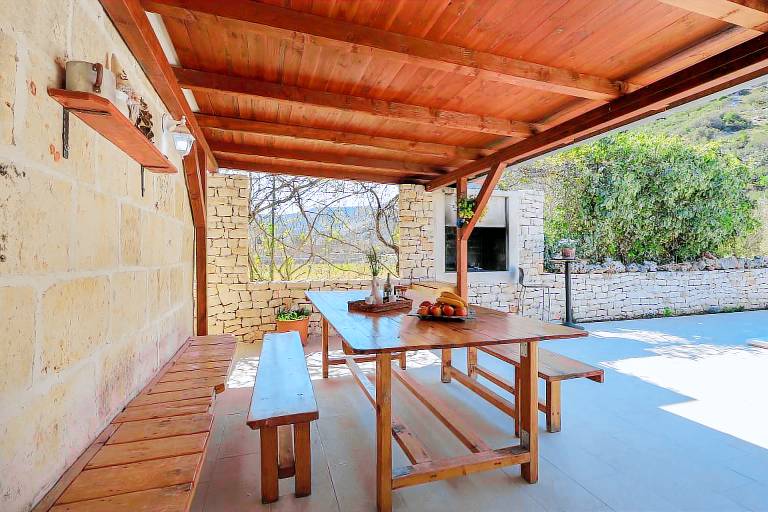 Charming vacation home with yard, barbeque & private pool | Garden view | Pets allowed in Postira