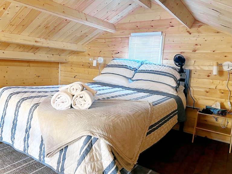 Charming Wooden Cabin with Fire Pit in Kawartha Lakes, Ontario — photo 5