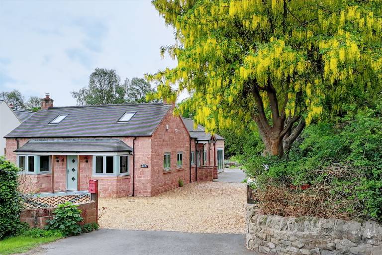 Canal side 5 Bed Cottage Sleeps 10 Pet Friendly