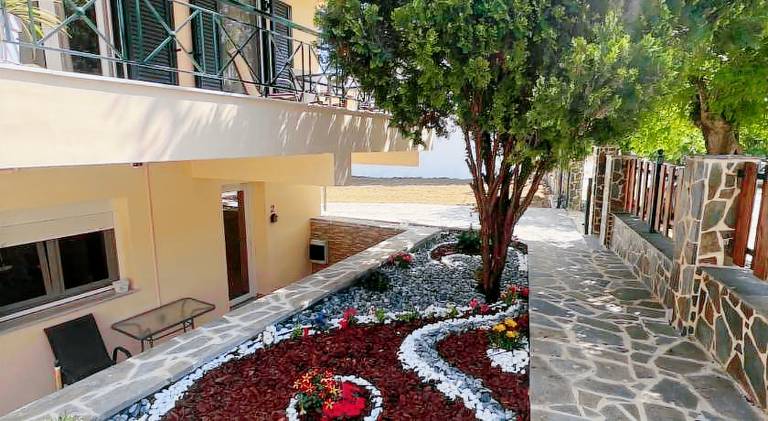 House with barbecue, yard & terrace — photo 5
