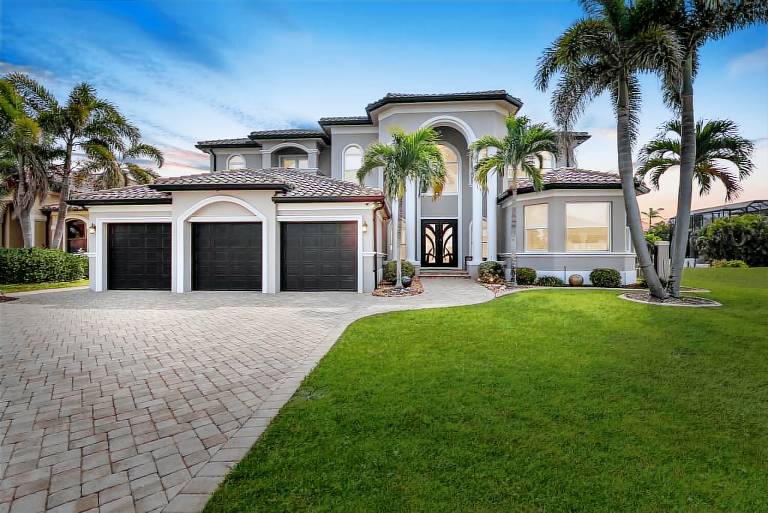 Family-oriented vacation home with barbecue, private pool & jacuzzi | Water view | Pet-friendly — photo 2