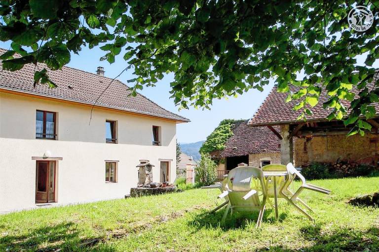 Gite with yard, barbeque & patio — photo 4