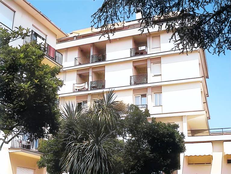 Serviced apartment with garden, pool & patio in Loano
