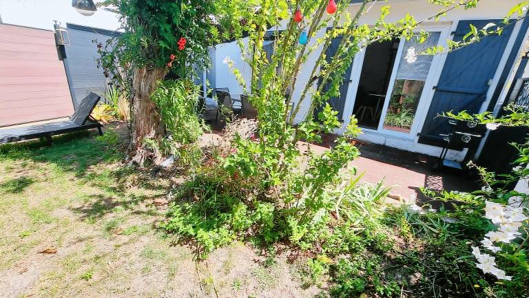 Vacation home with terrace, BBQ & garden | Garden view — photo 2
