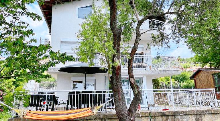 Villa with BBQ, yard & patio | Good for workation — photo 5