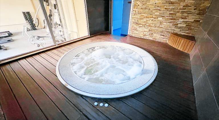 Rental apartment with patio & hot tub — photo 3