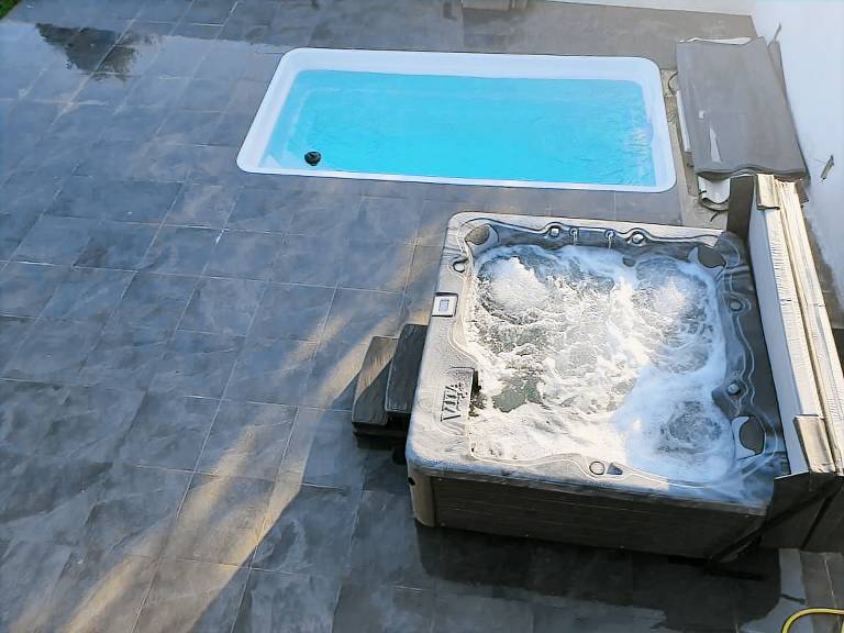 Holiday Home 'Neizh Ar Kaouenn Brandérion' with Private Pool, Jacuzzi and Wi-Fi in Pontivy