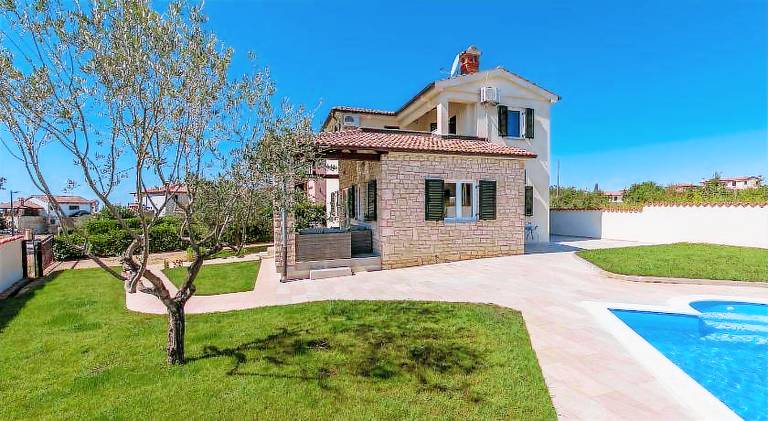Villa with pool — photo 4