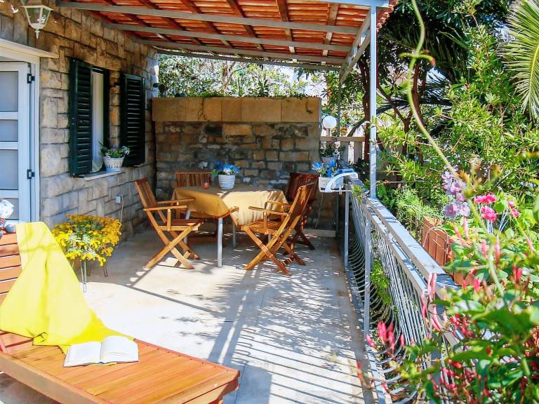 Beautiful vacation home with yard, terrace & BBQ | Sea view | Pet-friendly — photo 2