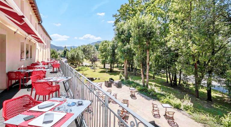 Logis Hotel Restaurant Les 2 Rives - A75, en bordure de riviere — photo 5