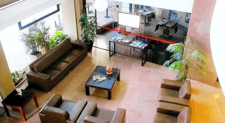 Serviced apartment with patio, pool & yard — photo 5