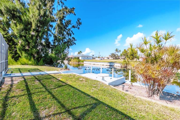 Family-oriented house with barbeque, private pool & terrace | Water view | Pets allowed — photo 3