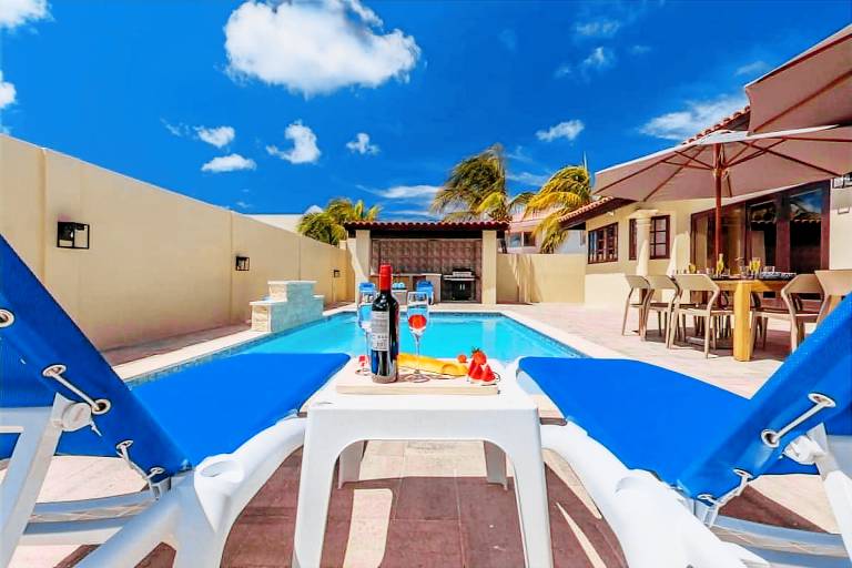 Large 5BR Villa with Private Pool near Eagle Beach