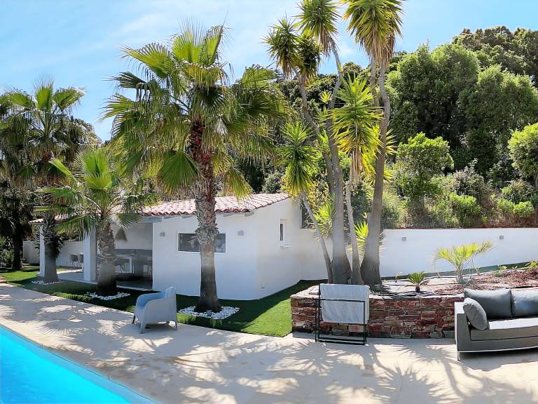 Vacation home with BBQ, private pool & garden — photo 2