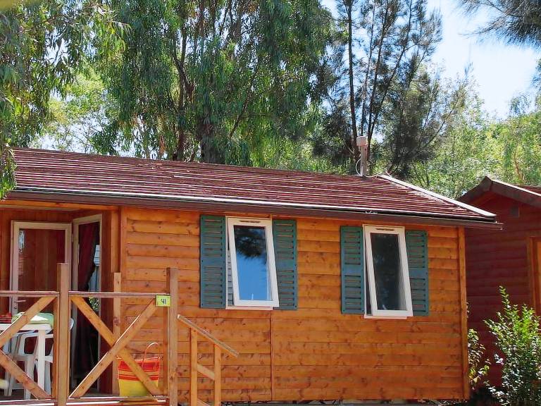 Family-friendly mobile home with patio & heated pool | Pets are welcome — photo 4