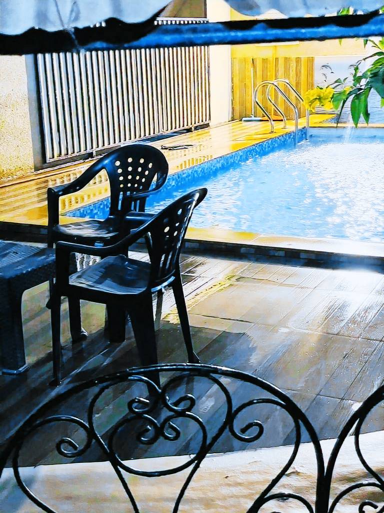 Villa with barbeque, pool & garden in Khandala