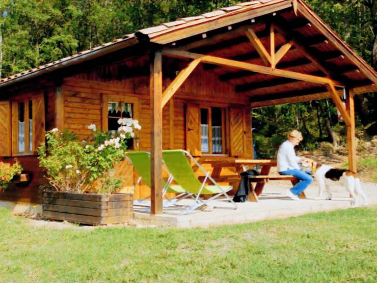 Family-friendly chalet with patio & heated pool | Dogs allowed — photo 5