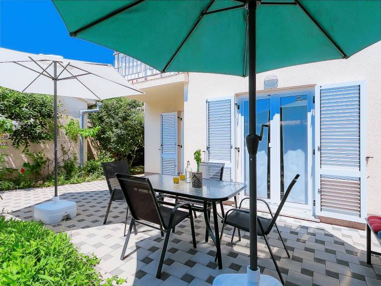 House with patio, yard & BBQ — photo 2