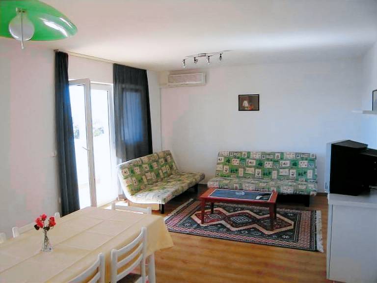 Apartment with barbecue & patio — photo 4