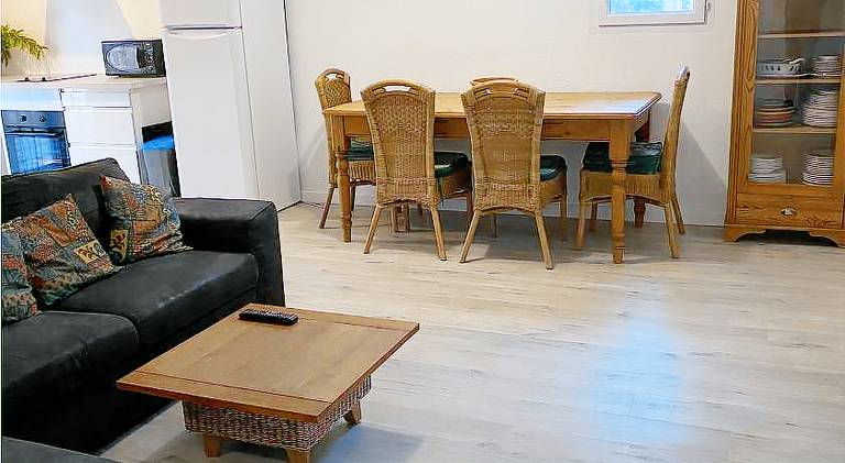 Holiday apartment with pool, yard & patio | Pets allowed — photo 3