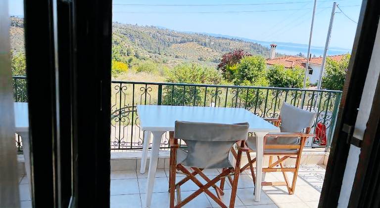Holiday apartment with garden, patio & hot tub | Pet-friendly — photo 3