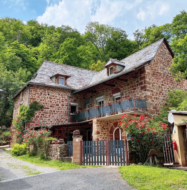 Vacation home with patio & pool in Rodez