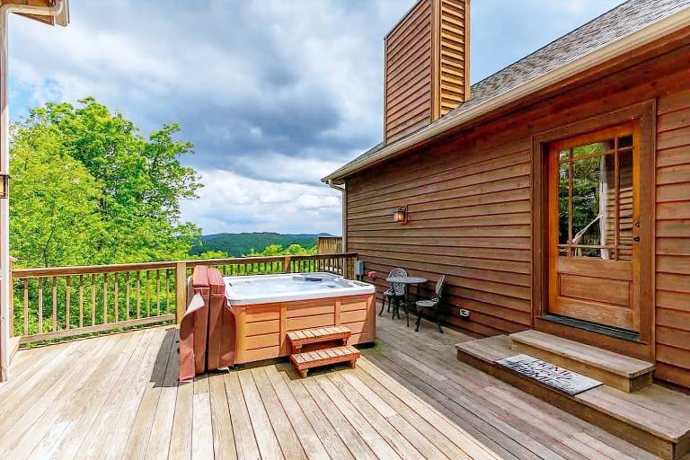 Family-friendly big vacation home with yard, barbecue & jacuzzi | Mountain view | Suitable for remote work | Pet-friendly — photo 4