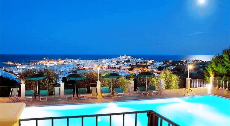 Serviced apartment with garden, terrace & pool in Foggia