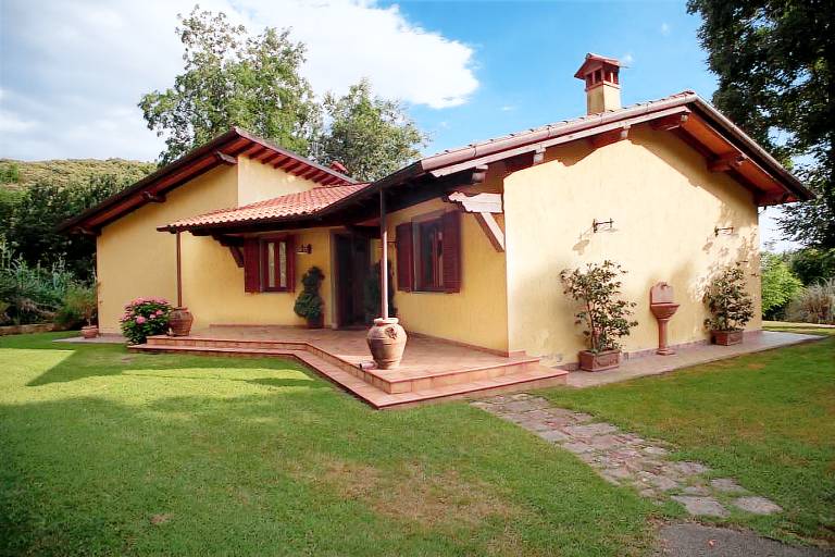 Villa with patio & garden | Lake view — photo 3