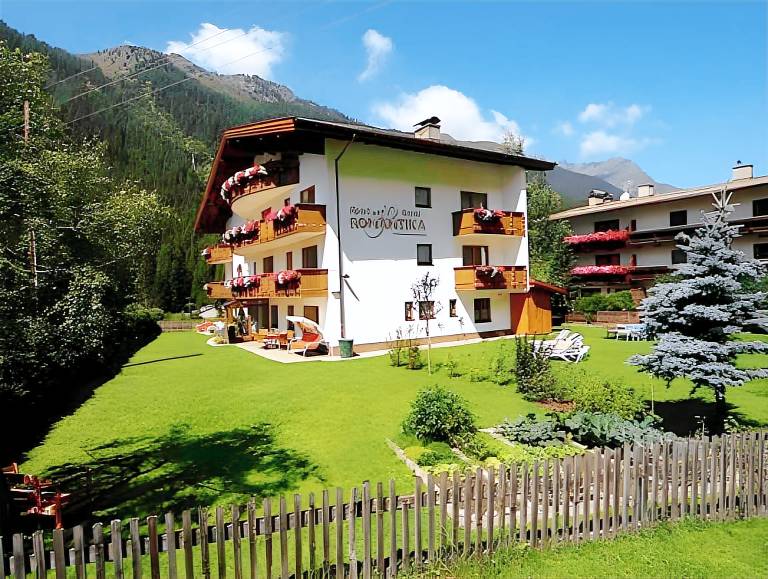 Hotel Garni Romantika in Sankt Leonhard im Pitztal