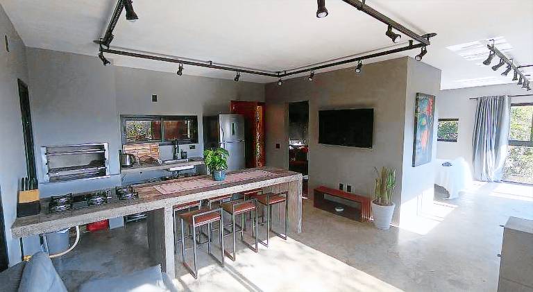 House with BBQ & yard | Pets allowed — photo 3