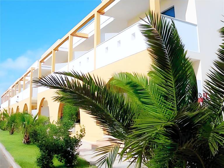 Serviced apartment with terrace, pool & garden — photo 3
