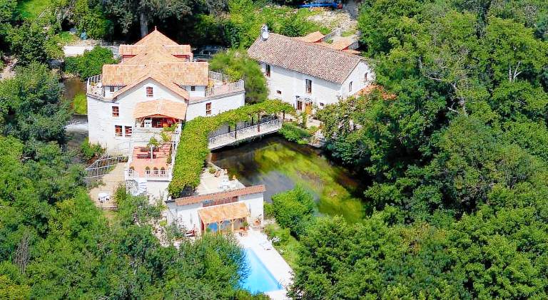 Vacation home with pool, BBQ & patio in Périgueux