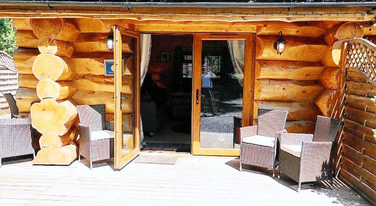 Lodge with yard, hot tub & grill — photo 3