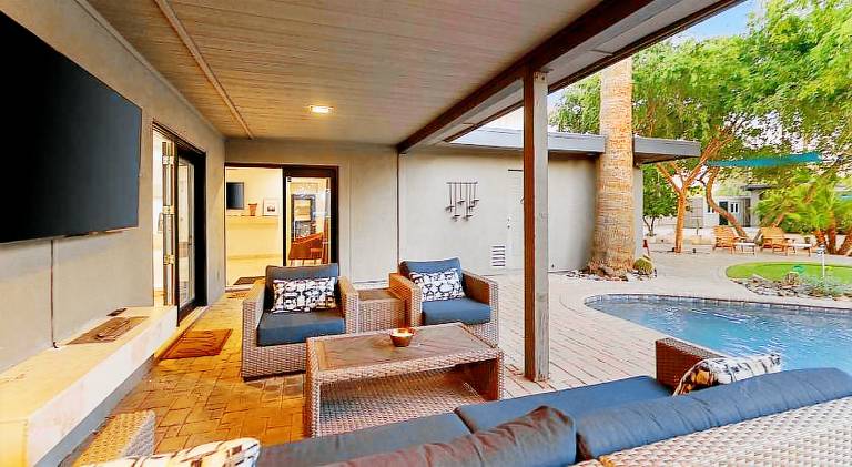 House with hot tub & pool — photo 3