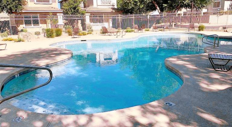 House with BBQ, yard & pool — photo 4