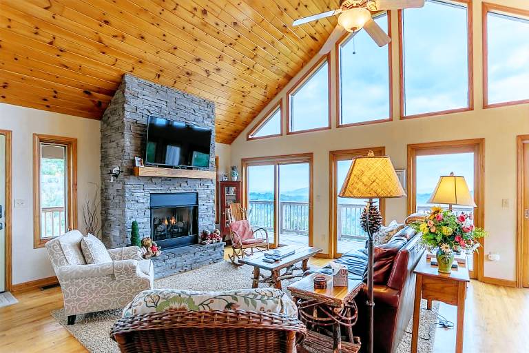 1 Amazing View - Great location, cozy, Foosball table and hot tub! — photo 3
