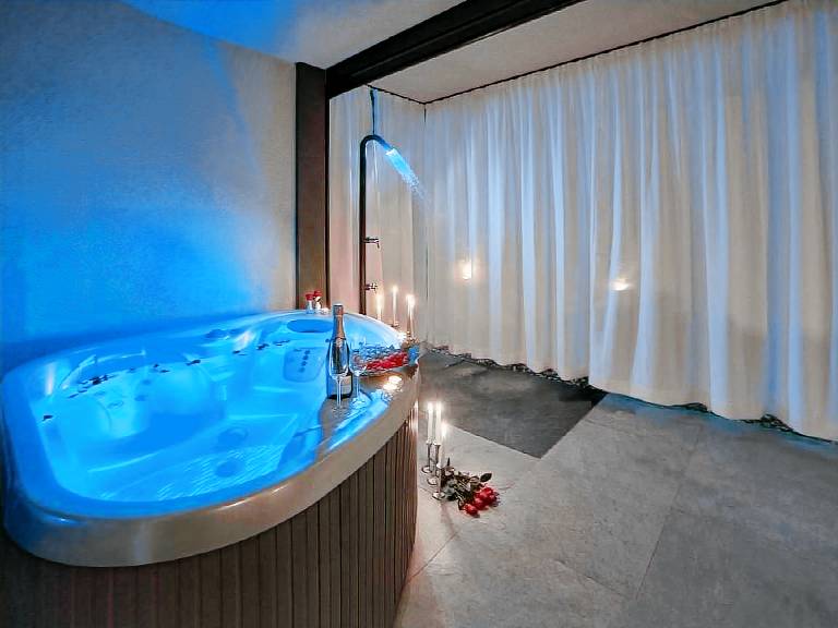 Fully equipped big apartment with sauna, jacuzzi & patio | Mountain view | Pets allowed — photo 4
