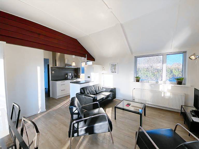 Bungalow with patio — photo 4