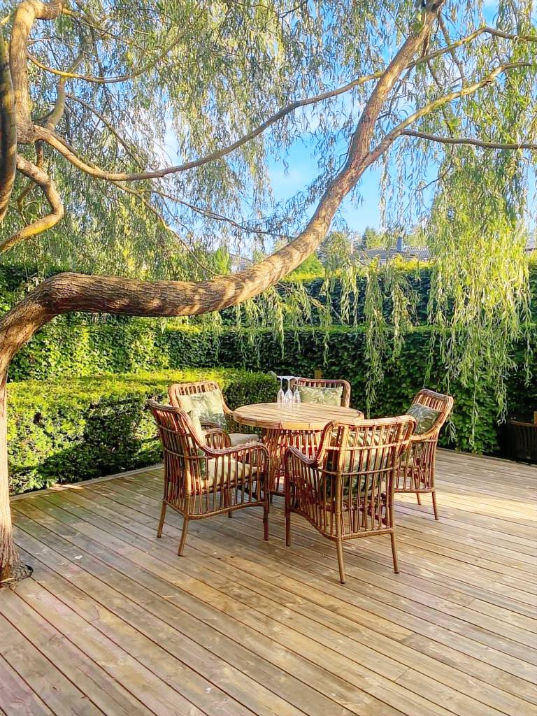 Red country house with lush gardens near Arendal — photo 4