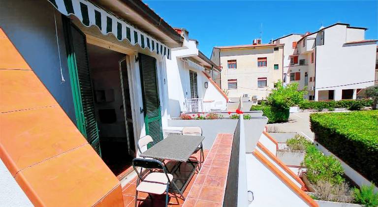 Rental apartment with patio — photo 3