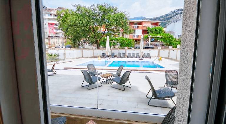 Serviced apartment with patio, pool & yard — photo 3