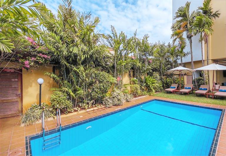 Serviced apartment with pool, terrace & yard — photo 5